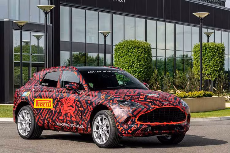 DBX là một mẫu xe quan trọng của Aston Martin, không chỉ vì nó là dòng sản phẩm gầm cao đầu tiên của hãng mà còn là mẫu Aston Martin đầu tiên được chế tạo tại nhà máy mới của hãng ở St Athan, Wales. Đây là cơ sở sản xuất duy nhất của Aston Martin DBX 2020 mới.