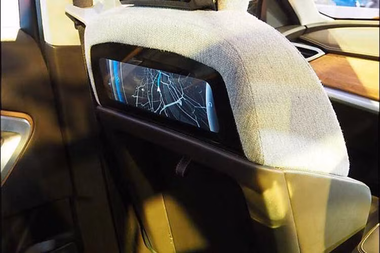 Hệ thống màn hình thông tin giải trí trên xe thiết kế đẹp và kéo dài liền mạch chạm thẳng tới đồng hồ khiến nó thanh thoát và sang trọng hơn. Hàng ghế sau cũng được trang bị hai màn hình giải trí cỡ nhỏ. Các nút bấm trên xe chủ yếu là cảm ứng dạng chạm đầy tính hiện đại.