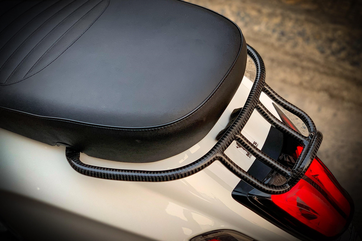 Đèn hậu và toàn bộ đèn báo rẽ trên bản độ này đều được thay bằng đèn của HD Corse cho thiết kế sắc sảo hơn. HD Corse là thương hiệu của Đài Loan, chuyên sản xuất phụ kiện cho xe tay ga và đặc biệt là Piaggio.