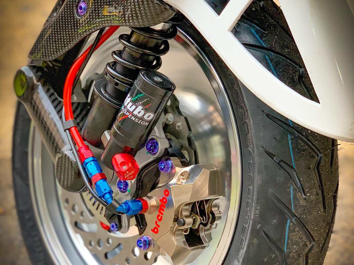 Hệ thống phanh được nâng cấp với kẹp phanh trước/sau Brembo Nickel 2 piston, kết nối qua giá đỡ CNC. Đĩa phanh trước là loại Braketech Axis Cobra 220 mm đến từ Mỹ. Dầu phanh được truyền qua dây dầu Hel U.K và bấm đầu Earls hàng hiệu.