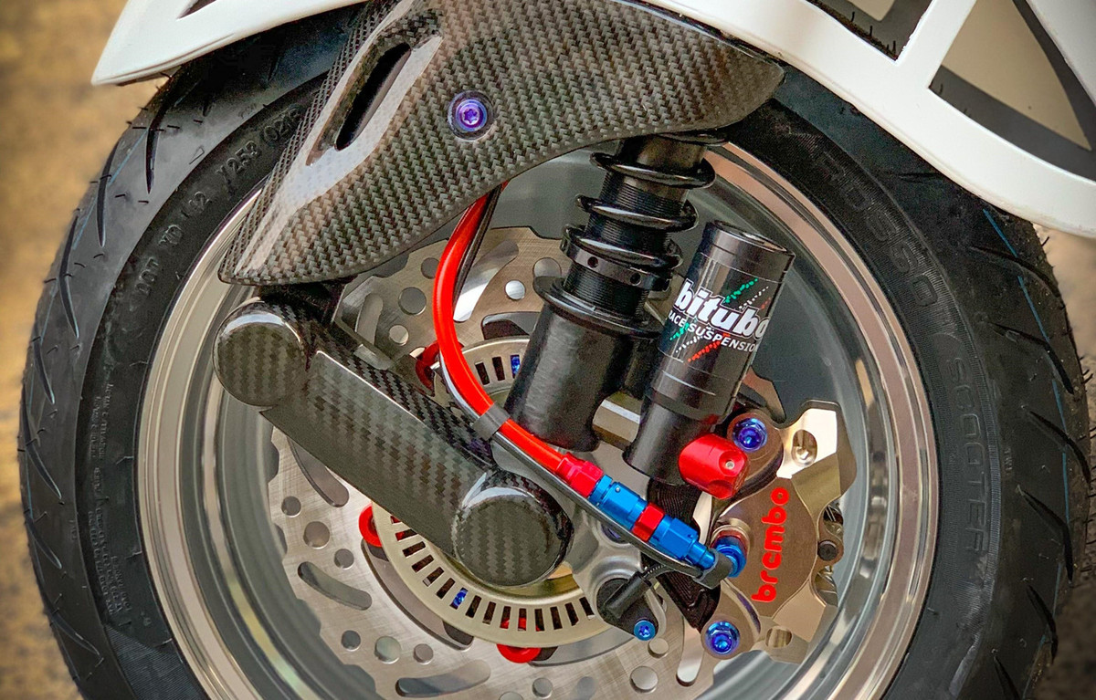 Dàn chân là nơi thay đổi nhiều nhất của bản độ này. Ở phía trước, chiếc Sprint sử dụng giảm xóc Bitubo của Italy trong khi phía sau là thương hiệu BGM của Đức. Phần giảm xóc này có giá hơn 20 triệu.