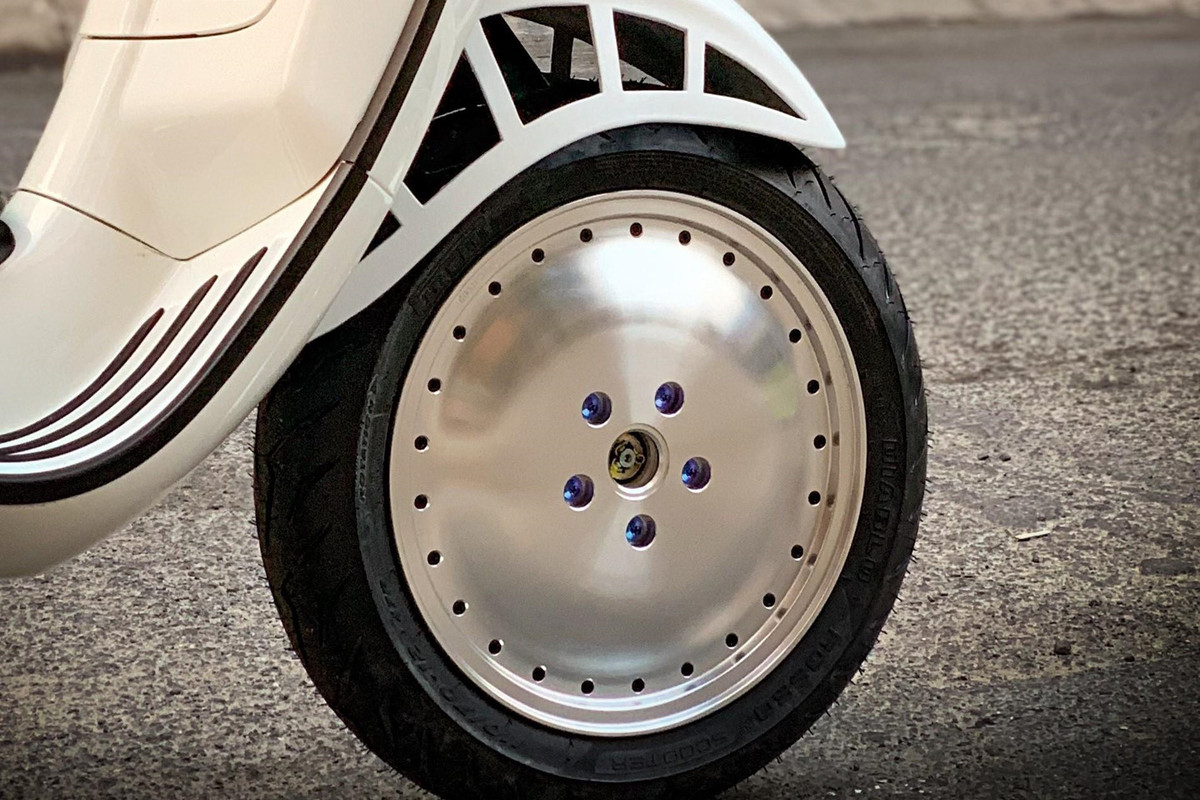 Điểm ấn tượng đầu tiên khi nhìn vào bản độ này sẽ là dàn mâm hàng hiếm. Cặp mâm của HD Corse có thiết kế dạng ''nguyên khối'' khá độc đáo. Cặp mâm này có giá khoảng 30 triệu. Tuy nhiên, để lắp được cặp mâm này lên xe, chủ xe còn tốn thêm một khoản tiền nữa. 