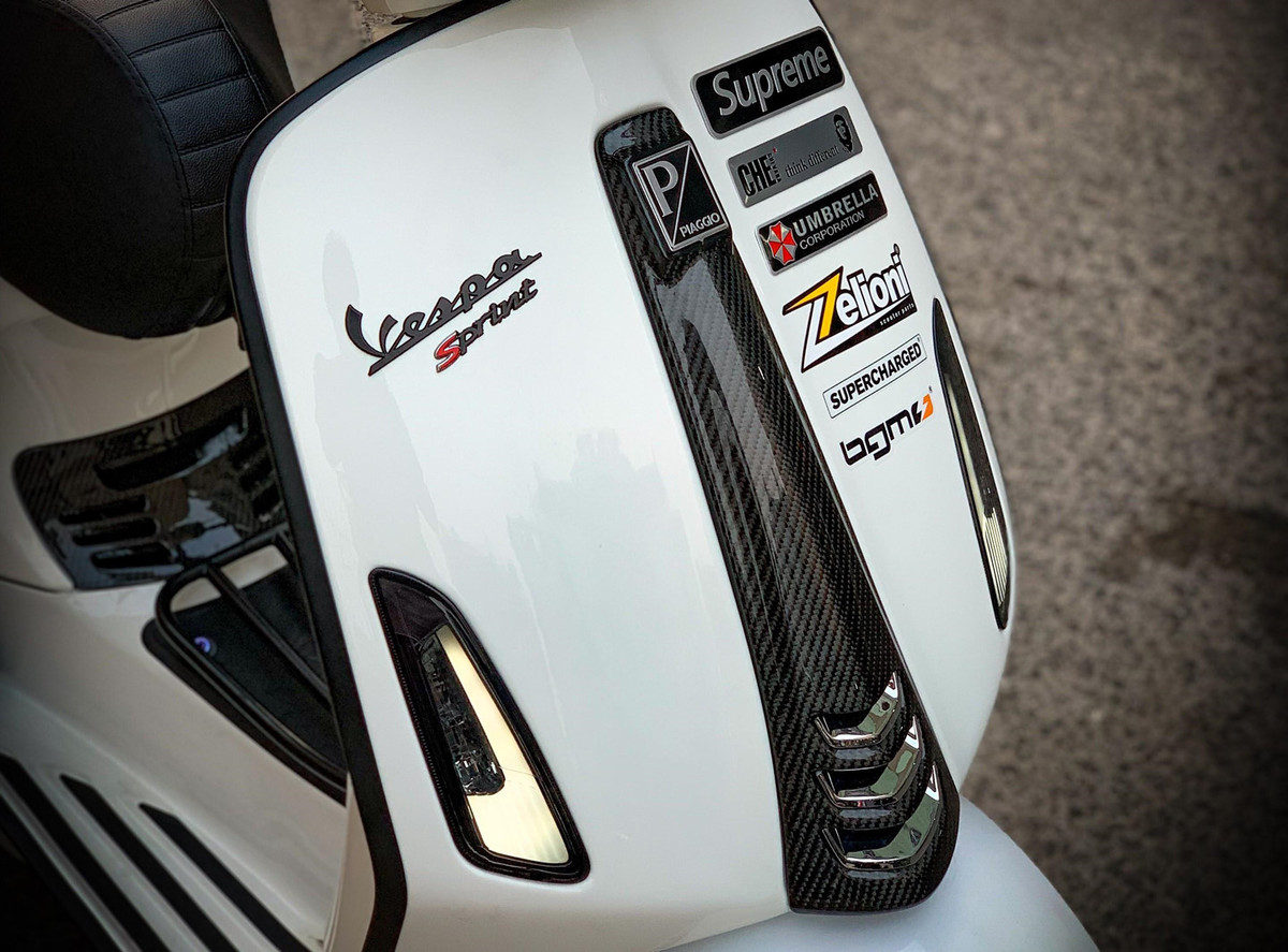 Chiếc Sprint của dân chơi Sài Gòn vẫn được giữ màu trắng nguyên bản nhưng chủ xe đã khéo léo tô điểm thêm màu đen bằng một số bộ phận carbon như phần ''cavat'' yếm trước, che khớp giảm xóc trước và cản sau. Để tạo điểm nhấn cho chiếc xe, chủ xe đã cho phay cắt và tạo hình lại phần chắn bùn trước.