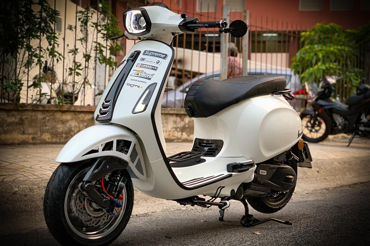 Từ khi ra đời để thay thế dòng Vespa S, Vespa Sprint được giới trẻ ưa chuộng và những bản độ trên nền tảng Vespa Sprint lần lượt ra đời. Cách đây không lâu, Zing.vn đã giới thiệu bản độ Sprint Notte gần 200 triệu nhưng chỉ là độ kiểng bên ngoài. Lần này chúng tôi sẽ giới thiệu một chiếc Sprint độ với giá trị tương tự nhưng đã được can thiệp vào động cơ.