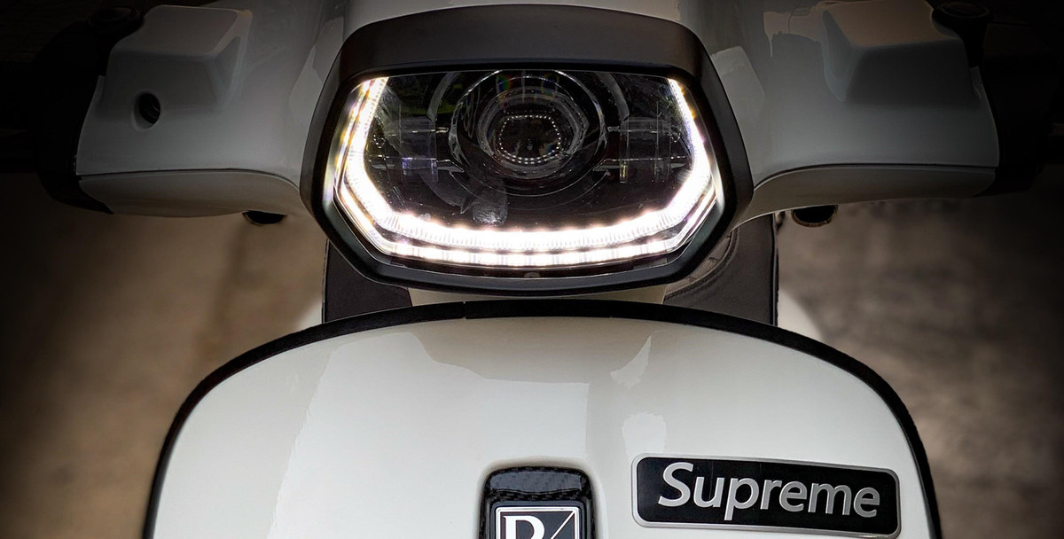 Đèn pha được viền LED xung quanh, vừa làm đẹp vừa kiêm luôn chức năng đèn daylight. Khu vực tay lái là nơi được thay đổi khá nhiều.