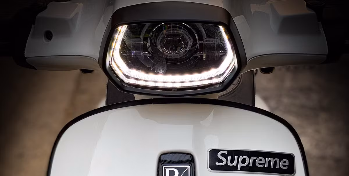 Đèn pha được viền LED xung quanh, vừa làm đẹp vừa kiêm luôn chức năng đèn daylight. Khu vực tay lái là nơi được thay đổi khá nhiều.