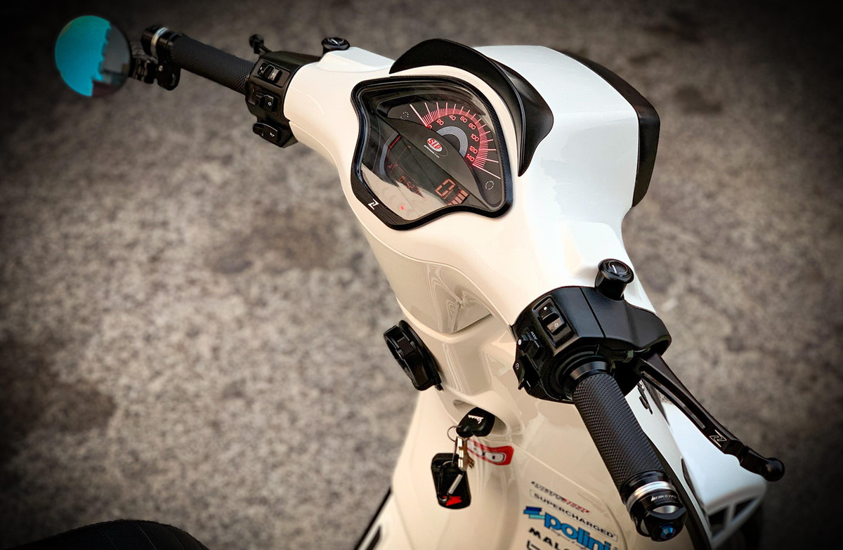 Nổi bật nhất là đồng hồ kỹ thuật số của S.I.P - thương hiệu đồng hương với Piaggio. Đồng hồ này được ngăn thành 2 phần rõ rệt: phần trên là đồng hồ tốc độ giống với dạng nguyên bản và phần dưới là màn hình LCD hiển thị vòng tua, giờ và điện áp ắc-quy. Chỉ riêng đồng hồ mới đã ngốn hơn 7 triệu đồng. Cùm tay phanh của xe sử dụng thương hiệu Zelioni, bao tay Bikers tích hợp kính gù.