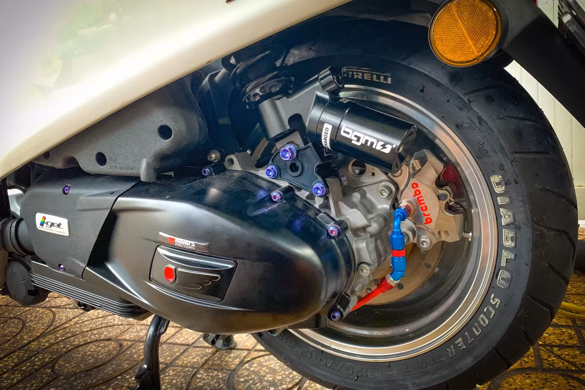 Do đây là cặp mâm dành cho Vespa GTS với phanh đĩa ở cả trước và sau. Tuy nhiên, Sprint chỉ được trang bị phanh đĩa phía trước, trong khi phía sau là phanh tang trống. Để phù hợp với xe, chủ xe đã cho thay cả hộp số bên trong động cơ để phù hợp với cơ cấu phanh đĩa.