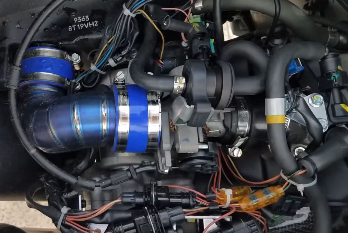 Trong khi đa số bản độ xe ga Vespa chỉ nghiêng về ''ngoại công'' thì chiếc Sprint này được chủ nhân nâng cấp cả ''nội công''. Phần xy-lanh nguyên bản 125 cc được chủ xe thay bằng xy-lanh đường kính 63 mm, dung tích 185 cc đến từ thương hiệu Malossi danh tiếng. Đi kèm với xy-lanh là một số bộ phận cũng được thay đổi. Chỉ riêng phần xy-lanh mới đã có giá hơn 15 triệu tại châu Âu.