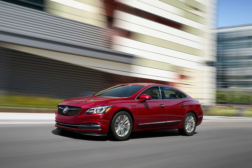 Buick LaCrosse: Mẫu xe là sự kết hợp giữa tiện nghi cao cấp cùng công nghệ tiên tiến với mức giá hợp lý, chỉ từ 29.565 USD. Được trang bị động cơ 2.5L turbo 4 xi lanh, đây là một trong những chiếc xe sang tầm trung của thương hiệu thuộc tập đoàn GM.