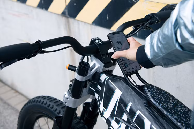 Theo công bố từ nhà sản xuất, chiếc xe đạp BMW i Vision Amby hoàn toàn mới này có thể dễ dàng kết nối với chiếc smartphong của chủ nhân thông qua một ứng dụng riêng. Tại đây, chủ xe hoàn toàn có thể đặt giới hạn tốc độ của xe dựa trên hạng bằng lái của mình.