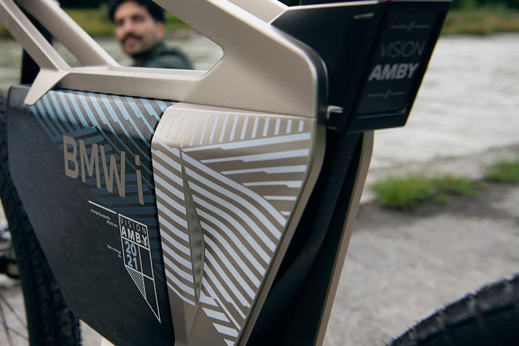 Bên cạnh đó, xe đạp tương lai BMW i Vision Amby này cũng có thêm trang bị hệ thống Geo-Fencing giúp tạo ra cảnh báo khi xe đi vào khu vực đường cấm nhờ GPS.