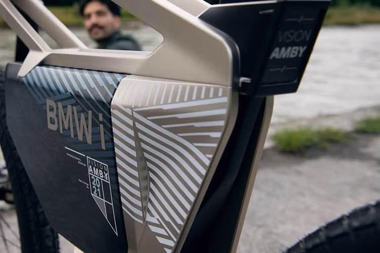 Bên cạnh đó, xe đạp tương lai BMW i Vision Amby này cũng có thêm trang bị hệ thống Geo-Fencing giúp tạo ra cảnh báo khi xe đi vào khu vực đường cấm nhờ GPS.