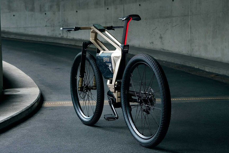 Các trang bị nổi bật trên BMW i Vision Amby 2022 chạy điện bao gồm hệ thống mở khoá nhận diện gương mặt, ghế ngồi chỉnh điện tự động dựa trên nền tảng dữ liệu sinh trắc học cài sẵn, đèn LED định vị ở đầu xe và đèn hậu LED ở dưới yên xe...