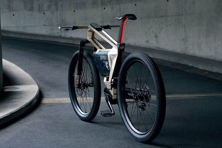 Các trang bị nổi bật trên BMW i Vision Amby 2022 chạy điện bao gồm hệ thống mở khoá nhận diện gương mặt, ghế ngồi chỉnh điện tự động dựa trên nền tảng dữ liệu sinh trắc học cài sẵn, đèn LED định vị ở đầu xe và đèn hậu LED ở dưới yên xe...