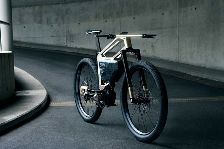 Xe đạp điện BMW i Vision Amby được trang bị 2 bánh trước/sau đồng cỡ 27,5 inch và dẫn động bằng dây curoa. Ở phía thân xe là 2 gióng bằng kim loại siêu nhẹ được sơn phủ màu đồng cùng một bộ truyền động đặc biệt được bố trí ngay ở giữa.