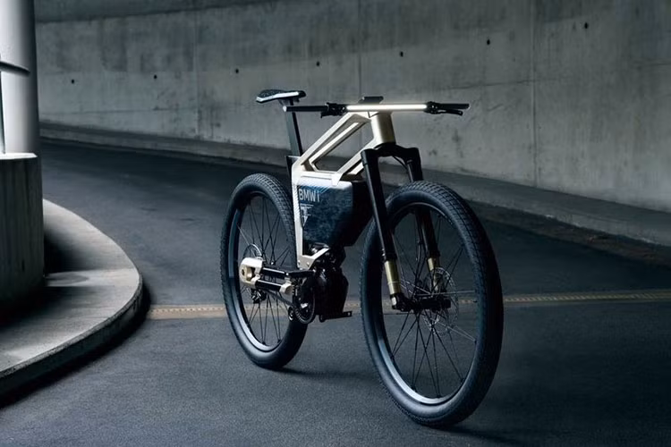 Xe đạp điện BMW i Vision Amby được trang bị 2 bánh trước/sau đồng cỡ 27,5 inch và dẫn động bằng dây curoa. Ở phía thân xe là 2 gióng bằng kim loại siêu nhẹ được sơn phủ màu đồng cùng một bộ truyền động đặc biệt được bố trí ngay ở giữa.