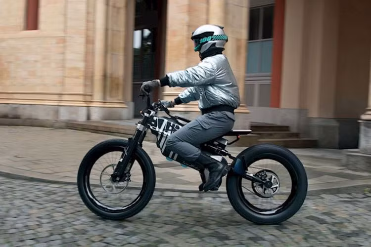 Ngoài ra, BMW i Vision AMBY còn nhẹ hơn nữa khi trọng lượng thuần chỉ đạt 30 kg bất chấp ắc quy đi kèm. Chất liệu chế tạo 2 dòng xe điện sử dụng phần lớn chất liệu tái chế.