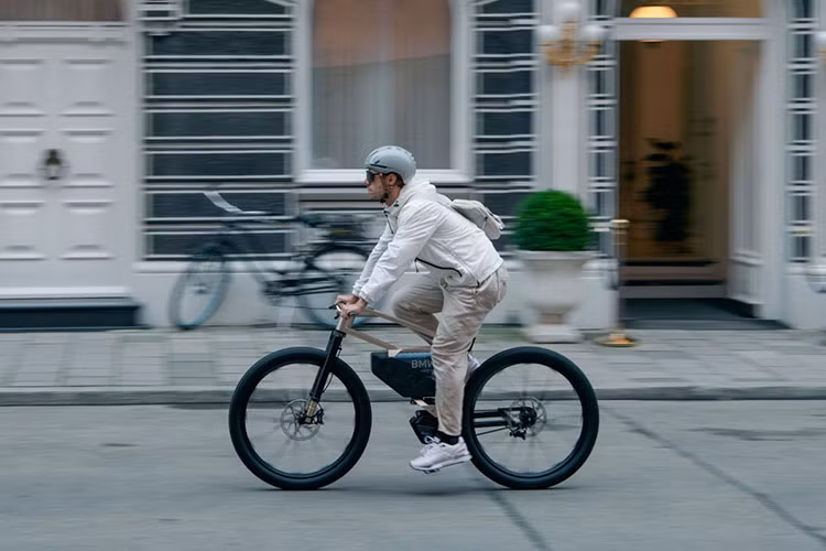 Đối với chế độ 1, xe có thể di chuyển ở vận tốc tối đa 25 km/h và hoạt động trong phạm vi 300 km. Ở chế độ 2 và chế độ 3, vận tốc tối đa của xe được nâng lên mức từ 45 - 60 km/h và phạm vi hoạt động rút xuống còn 180 km và 75 km.