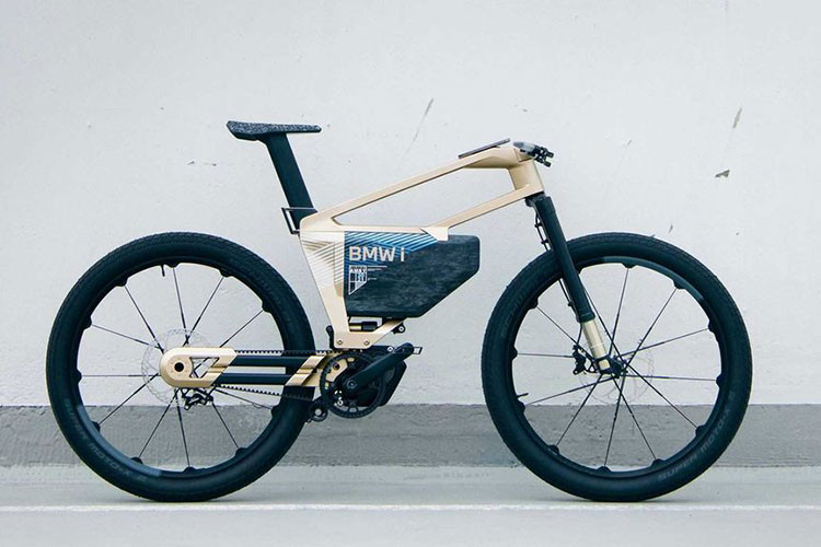 Cụ thể ngay ở phần thiết kế bên ngoài, chiếc xe đạp BMW i Vision Amby đã sở hữu một vóc dáng, phong cách mang đậm hơi hướng của tương lai, đơn giản nhưng đặc biệt.
