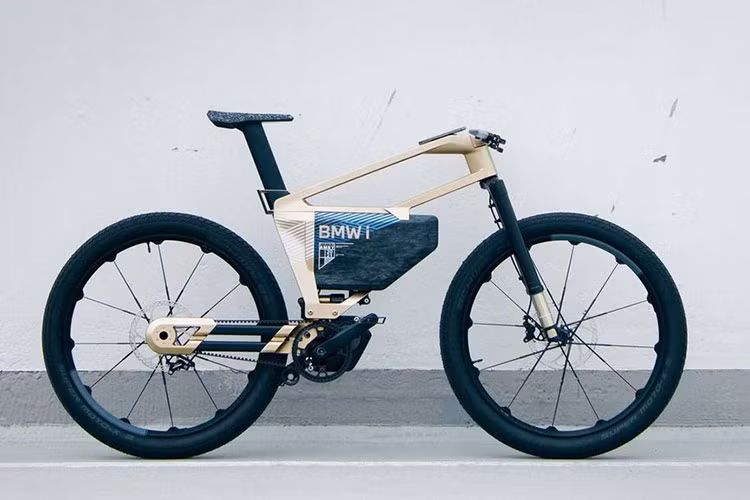 Cụ thể ngay ở phần thiết kế bên ngoài, chiếc xe đạp BMW i Vision Amby đã sở hữu một vóc dáng, phong cách mang đậm hơi hướng của tương lai, đơn giản nhưng đặc biệt.