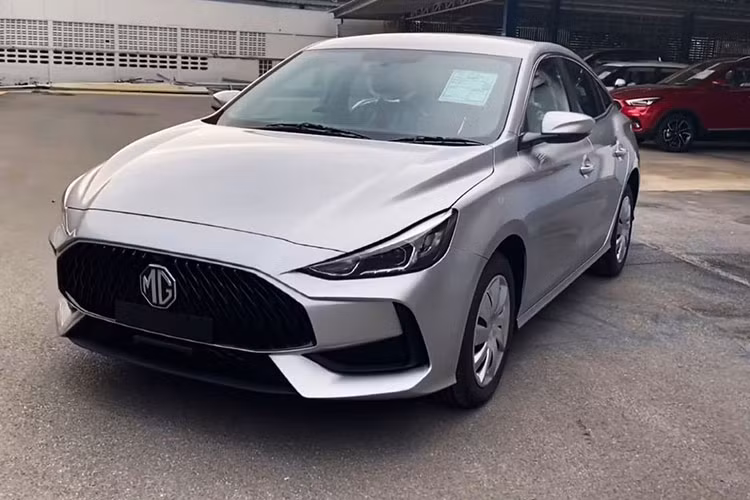 MG5 tại Việt Nam bán ra từ đầu năm 2022 và nhanh chóng thu hút được sự quan tâm lớn từ phía người tiêu dùng. Tuy nhiên, hãng mới chỉ chào hàng bản cao cấp với giá 759 triệu đồng, đây được xem là mẫu sedan C tràn ngập công nghệ của thương hiệu Trung Quốc.