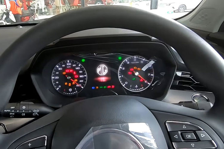 Khoang nội thất MG5 STD rộng rãi, hiện đại không kém bản cao cấp. Song, do nằm ở tầm giá thấp hơn nên mẫu xe sắp ra mắt của MG cũng sẽ "khuyết" một số trang bị.