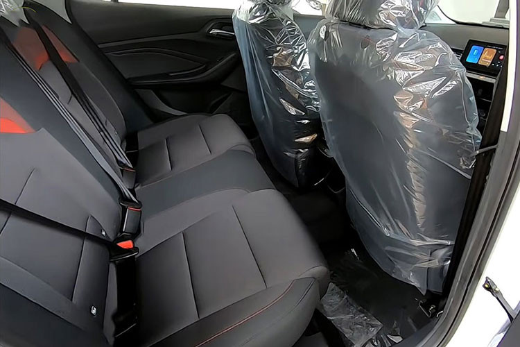 MG5 STD được trang bị động cơ xăng 1.5L, sản sinh công suất 112 mã lực và mô-men xoắn 150 Nm, tức không khác bản cao cấp đang bán. Đi kèm đó là hộp số tự động vô cấp. Nhiều khả năng xe cũng sẽ có 3 chế độ lái (Urban, Normal và Dynamic), mang đến những cảm xúc thú vị trên các cung đường di chuyển.