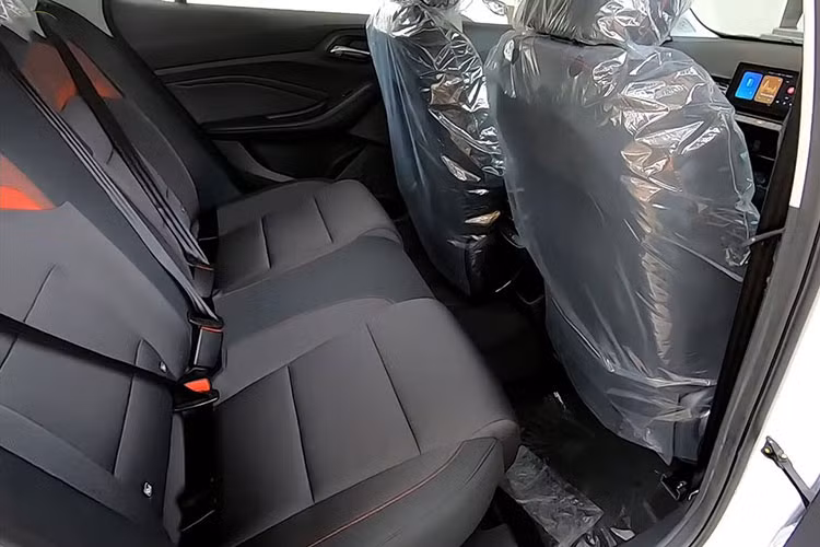 MG5 STD được trang bị động cơ xăng 1.5L, sản sinh công suất 112 mã lực và mô-men xoắn 150 Nm, tức không khác bản cao cấp đang bán. Đi kèm đó là hộp số tự động vô cấp. Nhiều khả năng xe cũng sẽ có 3 chế độ lái (Urban, Normal và Dynamic), mang đến những cảm xúc thú vị trên các cung đường di chuyển.