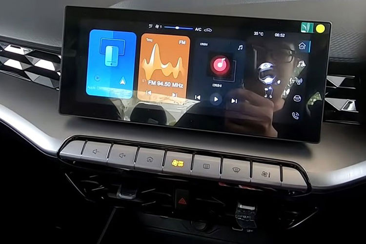 Vô lăng xe sẽ không có nút bấm Cruise Control; đồng hồ hiển thị thông số lái không phải màn hình điện tử kích thước lớn mà là dạng analog; ghế lái chỉnh cơ thay vì chỉnh điện; không có nóc cửa nóc.