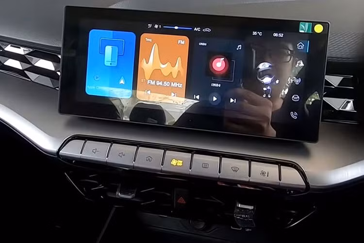 Vô lăng xe sẽ không có nút bấm Cruise Control; đồng hồ hiển thị thông số lái không phải màn hình điện tử kích thước lớn mà là dạng analog; ghế lái chỉnh cơ thay vì chỉnh điện; không có nóc cửa nóc.