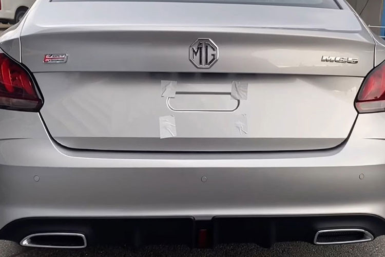 Đuôi xe MG5 2022 STD giá rẻ tương tự bản cao cấp đang mở bán tại Việt Nam với cặp đèn hậu LED tạo hình móng vuốt bắt mắt cùng ống xả kép viền crom khỏe khoắn. 