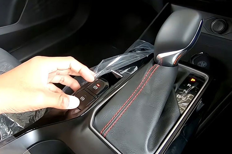 Tuy vậy, các trang bị trên MG5 STD 2022 vẫn hiện đại hơn xe cỡ B với màn hình giải trí trung tâm lớn, phanh đỗ điện tử, điều hòa tự động và có cửa gió cho hàng ghế sau.