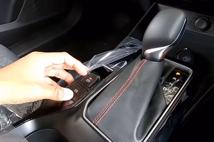 Tuy vậy, các trang bị trên MG5 STD 2022 vẫn hiện đại hơn xe cỡ B với màn hình giải trí trung tâm lớn, phanh đỗ điện tử, điều hòa tự động và có cửa gió cho hàng ghế sau.