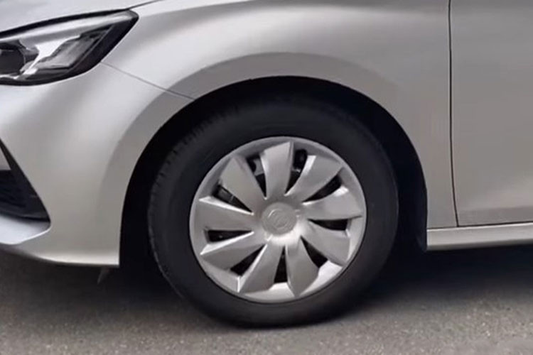 Bộ la-zăng tạo hình cánh hoa dạng đa chấu có kích thước 16 inch, trong khi bản cao cấp là 17 inch. Gương chiếu hậu tích hợp đèn báo rẽ LED.