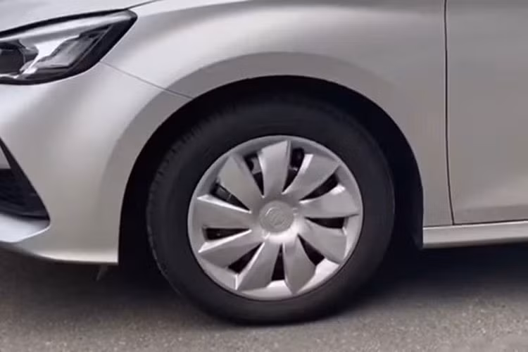 Bộ la-zăng tạo hình cánh hoa dạng đa chấu có kích thước 16 inch, trong khi bản cao cấp là 17 inch. Gương chiếu hậu tích hợp đèn báo rẽ LED.