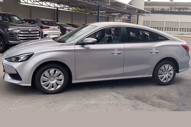 Theo một số nguồn tin, nhiều khả năng MG5 bản tiêu chuẩn sẽ có màn "chào sân" ngay trong tháng 7/2022 tới đây. Về ngoại hình, MG5 STD 2022 mới sở hữu vẻ ngoài đậm chất thể thao, trẻ trung, năng động với lưới tản nhiệt dạng 3D, sơn đen bóng nhưng không có tấm ốp màu ghi xám bao quanh giống trên bản cao cấp.