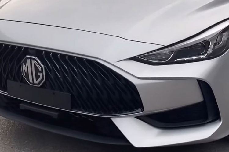 Hệ thống đèn pha thiết kế sắc sảo kết hợp đèn ban ngày halogen chứ không phải dạng LED. Thân xe toát lên vẻ sang trọng với những đường thiết kế vát nhẹ về phía đuôi, mang dáng dấp của một chiếc Coupe.