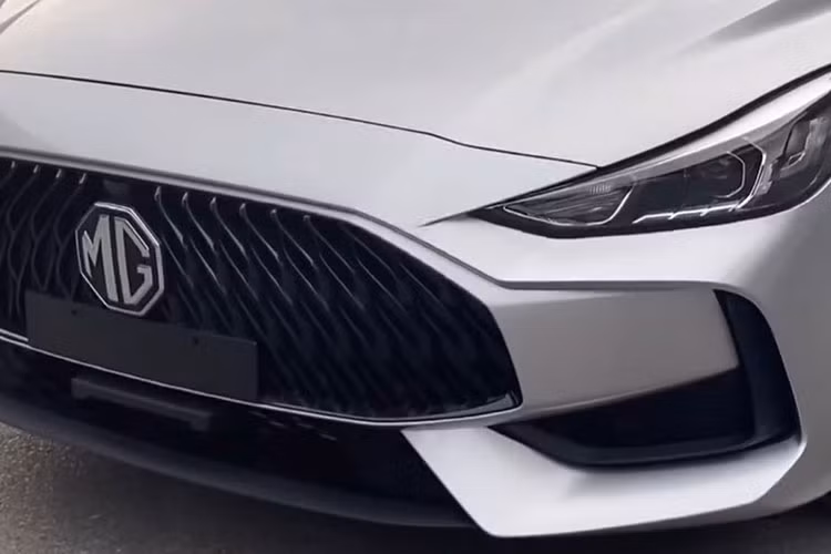 Hệ thống đèn pha thiết kế sắc sảo kết hợp đèn ban ngày halogen chứ không phải dạng LED. Thân xe toát lên vẻ sang trọng với những đường thiết kế vát nhẹ về phía đuôi, mang dáng dấp của một chiếc Coupe.