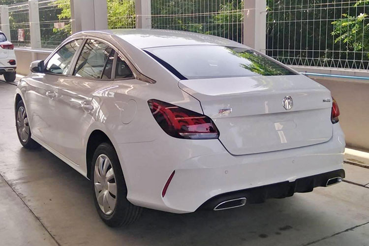 Theo tiết lộ từ một số đại lý, xe sẽ được nhập khẩu Thái Lan và mức giá xe MG5 STD 2022 tầm 515 triệu đồng, tức tương đương với các mẫu xe nằm ở phân khúc dưới như Mazda 2 (từ 479 triệu đồng), Toyota Vios (từ 508 triệu đồng) hay Honda City (từ 529 triệu đồng).