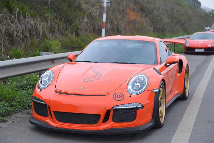 Đèn pha sử dụng công nghệ LED, tương tự lài dãy đèn định vị ban ngày bên dưới. Hệ thống ống xả đôi độ lại hiệu IPE đặt chính giữa. Mâm xe tiêu chuẩn kích thước 21 inch 5 chấu. Vừa qua, xe cũng đã được Cường Đô la độ lại một số "đồ chơi khủng" để tham gia Car &amp; Passion 2018.