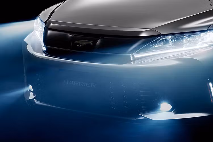 Phiên bản mới còn được bổ sung đèn LED định vị ban ngày nằm thẳng đứng ở 2 bên cản trước. Trong khi đó, cụm đèn pha với 3 bóng LED vẫn được giữ nguyên. Cụm đèn hậu dạng LED đã được thiết kế lại, thêm đường màu đỏ ở giữa nối với logo của hãng Toyota cùng đèn xi-nhan với tín hiệu cảnh báo thừa hưởng từ dòng xe Lexus.