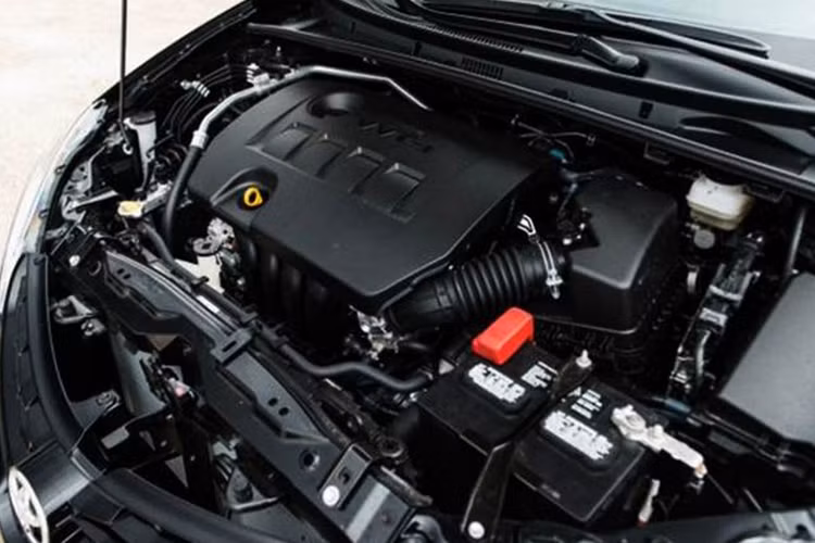 Bên cạnh đó, Toyota Harrier 2017 còn được trang bị tùy chọn động cơ xăng 4 xy-lanh, hút khí tự nhiên, dung tích 2.0L với công suất tối đa 151 mã lực và mô-men xoắn cực đại 193Nm kết hợp với hộp số CVT, tiêu thụ lượng xăng trung bình 6,57 lít/100km với bản dẫn động bánh sau và 6,25 lít/100 km với bản dẫn động 4 bánh.