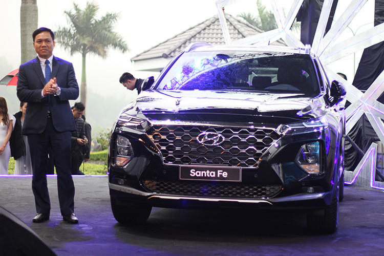 Hyundai Thành Công (HTC) vừa chính thức cho ra mắt mẫu SUV SantaFe thế hệ mới được lắp ráp tại nhà máy ở Ninh Bình, dành cho thị trường Việt Nam. Ở thế hệ thứ 4, chiếc xe Hyundai SantaFe 2019 mới mang thiết kế mạnh mẽ, kích thước lớn hơn so với mẫu tiền nhiệm.