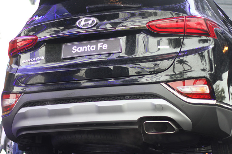 Mẫu SUV SantaFe của Hyundai cũng trở nên cứ cáp, góc cạnh hơn nhờ điều đường nét "trạm trổ" ở đầu xe hay phần vòm bánh xe lồi ra, vuông vức hơn. Vẫn theo phong cách mới, phần đuôi xe là nơi Hyundai trình diễn công nghệ LED 3D với khả năng hiển thị ấn tượng và có chiều sâu.