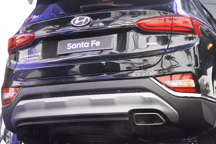 Mẫu SUV SantaFe của Hyundai cũng trở nên cứ cáp, góc cạnh hơn nhờ điều đường nét "trạm trổ" ở đầu xe hay phần vòm bánh xe lồi ra, vuông vức hơn. Vẫn theo phong cách mới, phần đuôi xe là nơi Hyundai trình diễn công nghệ LED 3D với khả năng hiển thị ấn tượng và có chiều sâu.