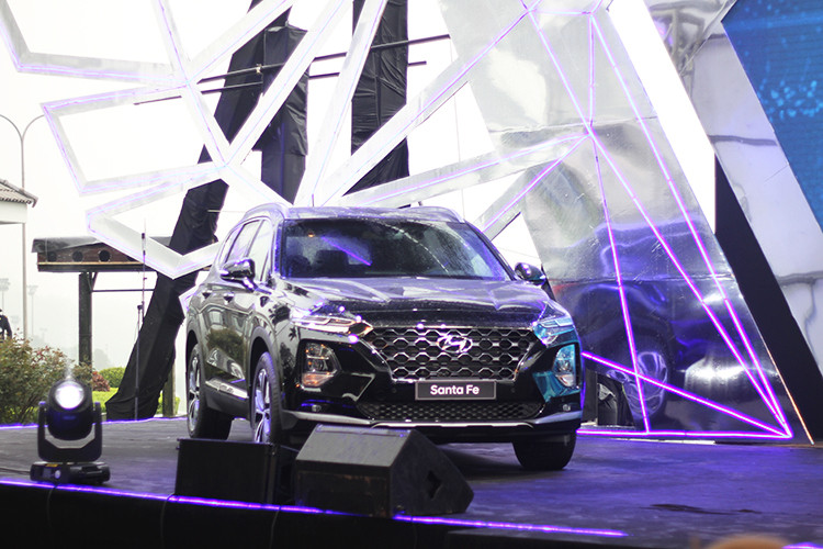 Thiết kế ngoại thất của SantaFe mang xu hướng “cơ bắp” hơn với lưới tản nhiệt dạng thác nước Cascading Grill với các nan tổ ong cỡ lớn đặc trưng. Cùng với đó vật liệu tạo hình sử dụng Crom đen sang trọng và lịch lãm.