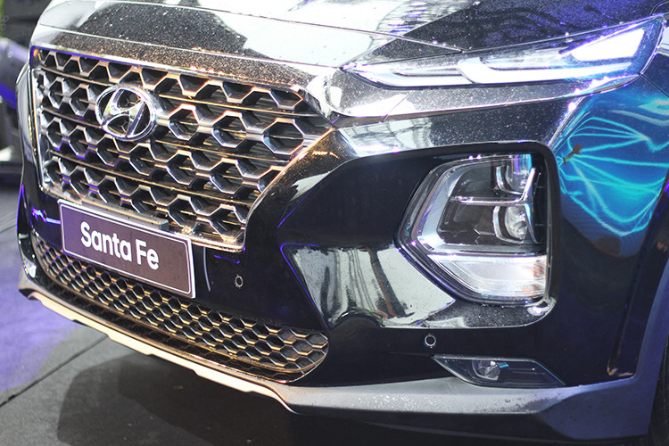 Lấy cảm hứng định hình thiết kế từ "đàn em" Kona đang bán ra tại thị trường Việt Nam, Hyundai Santa Fe 2019 haonf toàn mới sở hữu bộ đèn chiếu sáng nằm thấp phía dưới, trong khi có phần đèn chiếu sáng ban ngày mỏng, dẹt, nằm ở vị trí phía trên tạo một sức hút đặc biệt.