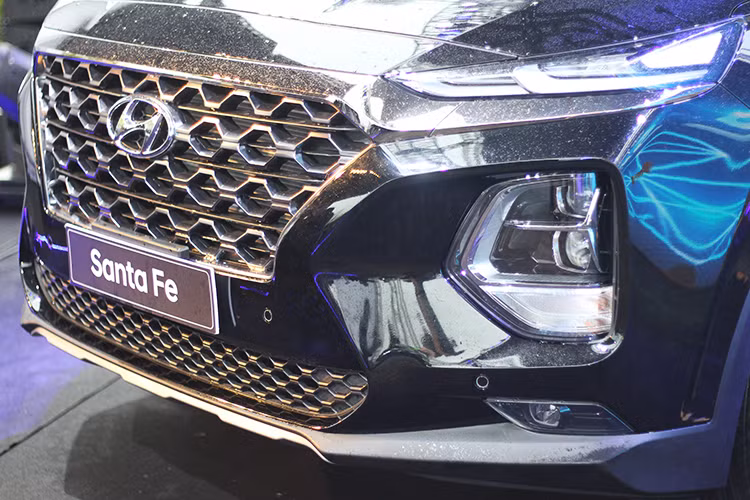 Lấy cảm hứng định hình thiết kế từ "đàn em" Kona đang bán ra tại thị trường Việt Nam, Hyundai Santa Fe 2019 haonf toàn mới sở hữu bộ đèn chiếu sáng nằm thấp phía dưới, trong khi có phần đèn chiếu sáng ban ngày mỏng, dẹt, nằm ở vị trí phía trên tạo một sức hút đặc biệt.