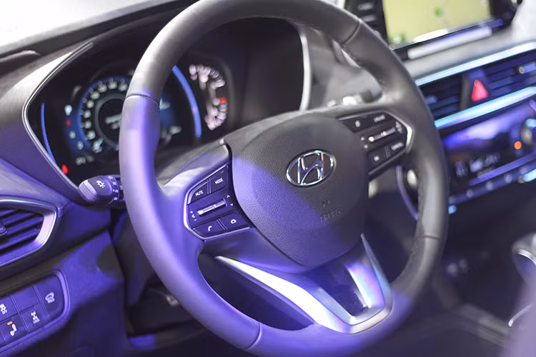 SantaFe 2019 sở hữu một không gian nội thất sang trọng với các đường gân mạnh mẽ tạo thành kết cấu khung vòm liền mạch cho khoang lái. Nguyên lý thiết kế HMI (Human Machine Interface) được áp dụng và nâng lên một tầm cao mới giúp không gian nội thất xe đẳng cấp, tiện nghi nhưng vẫn hoàn toàn dễ sử dụng nhất trong phân khúc.